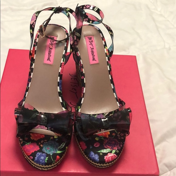 Betsey Johnson shoes - Picture 2 of 7
